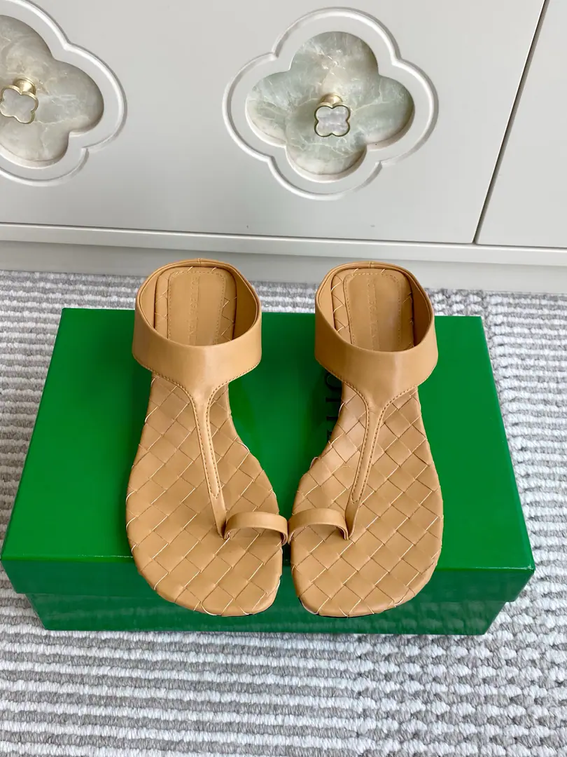 Batch 🐳BOTTEGA VENETA BV·Weavers with thick toes and sandals. MarkerIntrecciatoWeaving and shoe-beds., ♪ And the taste of the body fell ♪ TA toe-type.+No hindsight., It's a simple thing., ♪ On the upper foot, thin foot ♪ Round column thick and thick, Highly friendly, I'm not stressed out. Slippery leather., High-end colored. Import of sheep skin/It's a real piece of shit. He's tall.: 4cm size: 35-39（40.41.42Do it.）