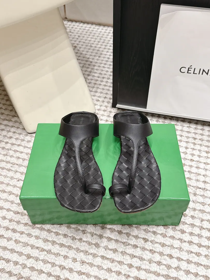 Requisition level Bottega Venet*BVSummer's new weaving and toes and sandy tows. Bringing up the loosely ancient style, The classic knitting road is full of shoes., BriefTType-button design, It's a nice, smooth, stylish foot., Low profile, high-level, lazyness.. With cowboy legs., A half-clothed dress., Rhythms., The holiday is a perfect match for the dress., I'm shopping everyday., A beach vacation., A coffee shop., It's a good thing to go out for a short trip.. Shoe.: Bullskins. Uchi.: Bullskins. Otsumi!: Italy is a big-ass place. size: 35-42Code（40.41.42Code custom is not to be changed） He's tall.: 1cm
