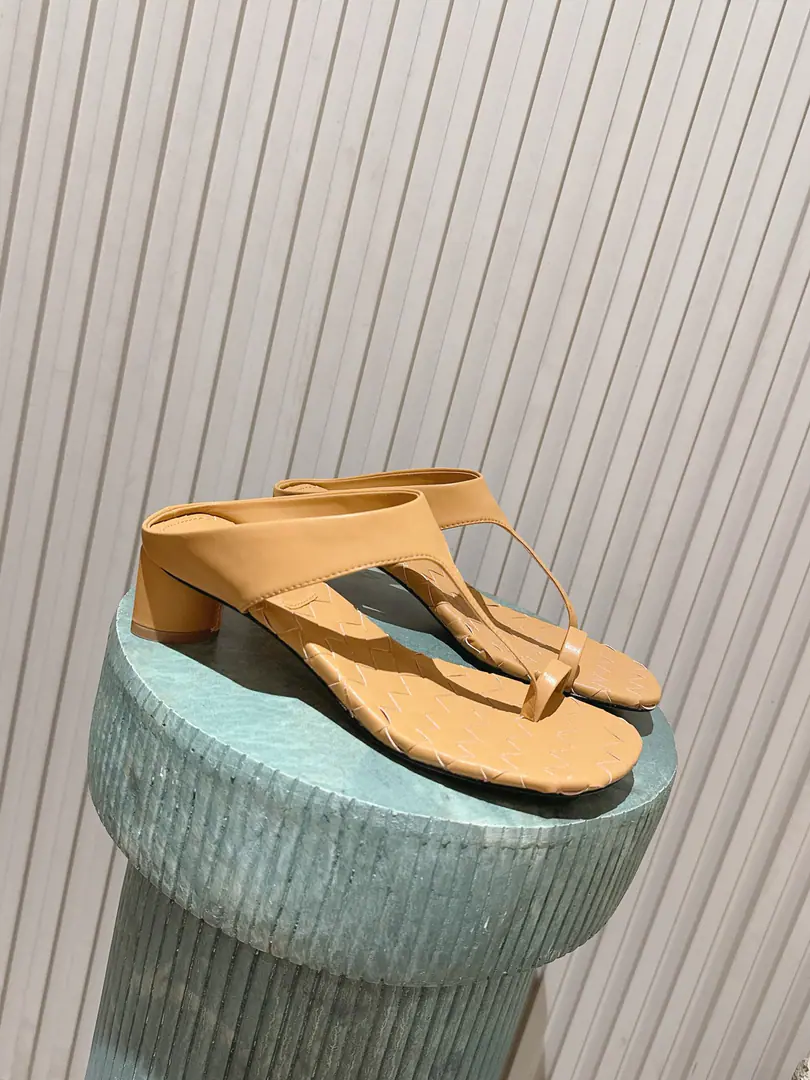 Top Version Bottega Venet*BVSummer's new weaving and toes and sandy tows. Bringing up the loosely ancient style, The classic knitting road is full of shoes., BriefTType-button design, It's a nice, smooth, stylish foot., Low profile, high-level, lazyness.. With cowboy legs., A half-clothed dress., Rhythms., The holiday is a perfect match for the dress., I'm shopping everyday., A beach vacation., A coffee shop., It's a good thing to go out for a short trip.. Shoe.: Bullskins. Uchi.: Bullskins. Otsumi!: Italy is a big-ass place. size: 35-41Code（40, 41Code custom is not to be changed） He's tall.: 4cm