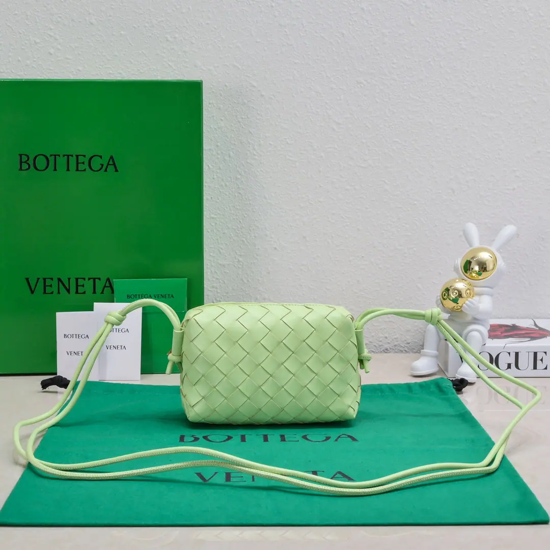 BThe new home.LoopThe camera bag is coming in.🔥Classic knitting sign✅ The body was made of a chosen original farm of sheep. It's a soft spot. A simple square wrapper. It's a classic. Internal design is very practical. There's plenty of room. And there's a finely regulated sign leather rope. It's both elegant and practical. Designed in a very simple and elegant way. There's a little bit of a retold style. Size Model: 17*10*6cm, Model: 9896