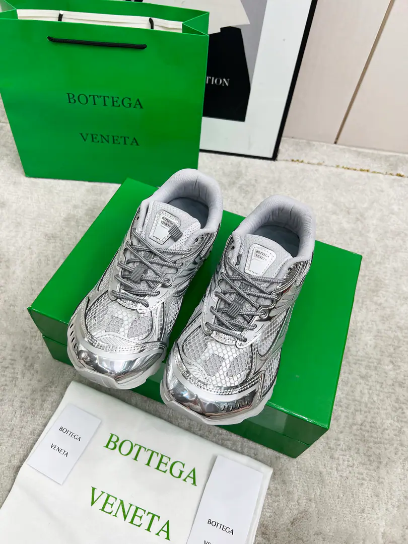 Get out of the factory. Top Version（Couple money.） Bottega VenetaThe Fluttershy's Four Seasons Show.BV OrbitSports shoes Wang Yi Bo Same paragraph Lovers' leisure shoes, dad's shoes.！RunnerSports shoes！Original procurement development！ Use of original light-technology web-based fabrics, Original unamended！Process complex！ Design rubber for the outside with geometric patterns The King's Bomb Series. High Version It's actually a lot higher., Still the same little legs. Very.nice. - You're a man of play., Matching Packed shoe process Admit High Version The original version of the Big Bottom is unique., Select ScrewTPUOtsumi!, The material weight is identical.！ Size:#Women35-41 （40 41Custom without re-offer） Men39-45(45Code custom is not to be changed)