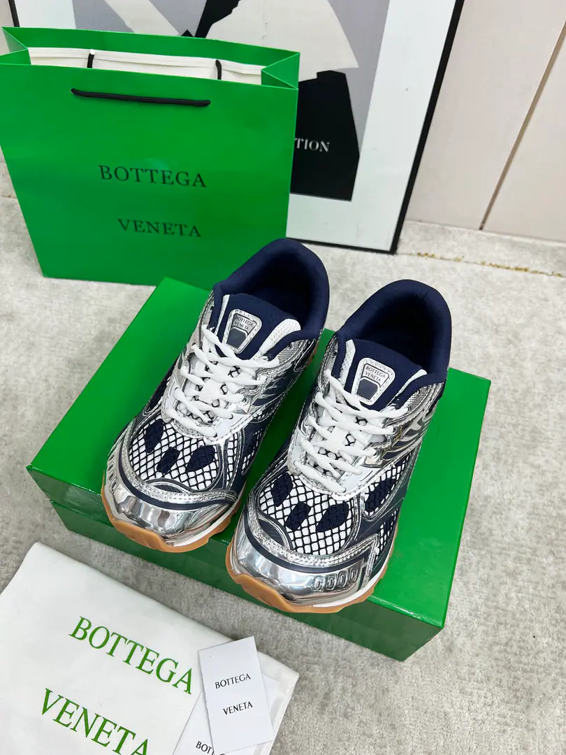 Get out of the factory. Top Version（Couple money.） Bottega VenetaThe Fluttershy's Four Seasons Show.BV OrbitSports shoes Wang Yi Bo Same paragraph Lovers' leisure shoes, dad's shoes.！RunnerSports shoes！Original procurement development！ Use of original light-technology web-based fabrics, Original unamended！Process complex！ Design rubber for the outside with geometric patterns The King's Bomb Series. High Version It's actually a lot higher., Still the same little legs. Very.nice. - You're a man of play., Matching Packed shoe process Admit High Version The original version of the Big Bottom is unique., Select ScrewTPUOtsumi!, The material weight is identical.！ Size:#Women35-41 （40 41Custom without re-offer） Men39-45(45Code custom is not to be changed)
