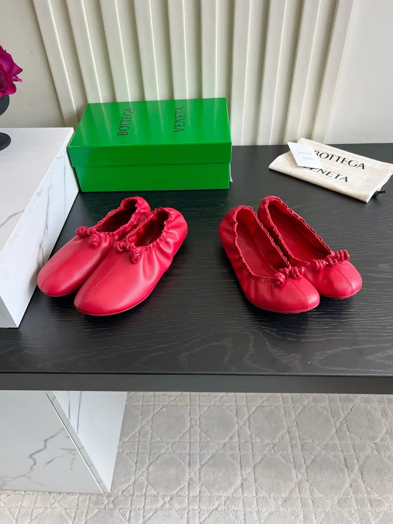 Asak. Deep Bottega Venet*♪ Softly and soothingly wrinkled ballet shoes ♪✨ Who can refuse softly-worn ballet shoes?！ The skin of a twig is foiled., The wrinkles and the buttons., The gentle atmosphere is filled with light.. The foot is soft on the floor., I'm not tired of walking., Daily commute, It's a good place to go out shopping., The French sense of laziness holds it.. Shoe-faced sheep's skin. The inside sheep. Original version to open Size35-39（40 41 42 43Do it.）