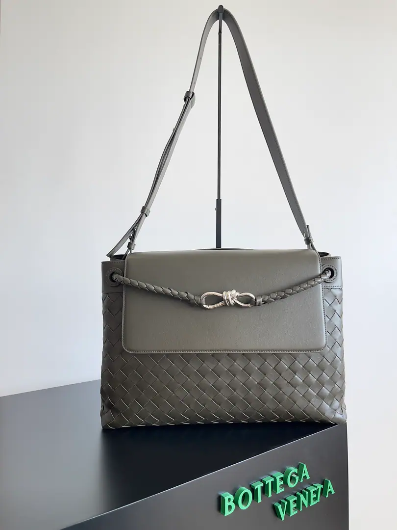 BOTTEGA VENETAThe Fluttershy.2025A new man.ANDIAMOBack bag. The master of the Fluttershyss is beyond doubt.Andiamo, 2025The first new pet made a single man's eight-word wrapper., I can see the designers have used a lot of little ideas., The slashing belts are very easy for the working elite to carry work logs and office supplies., Inside, there are two large compartments and a small layer with zippers., The special feature is that it's not like a lady's., The partition here is not undemotable., The fixed single floor also allows for lighter loading when going out to work., Avoiding excessive accumulation of small items Paragraph: 807715 Dimensions: 37*26*13cm