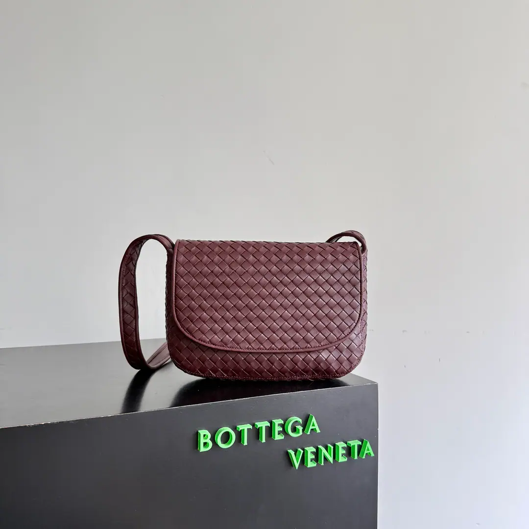 BOTTEGA VENETA2025NewVenetoRoll your backpack. The zipper was changed from the previous zipper to the cap design., It's safe and fashionable., And the money is more men's., Girls love it.❤️But the zipper's still in the system.. Not only is it comfortable, but the atmosphere is still stable., It looks more leisurely., It's for a variety of commercial recreational clothes.😊Add sex with sex, Make the suit more complete.. Weavers look older than old money., And did roll-by-hand processing.. It's for shopping., It's a routine scene like telecommuting., It's cozy and it's so good.！💼 Paragraph: 843836 Colours: Dark redwood. Dimensions: 26*18.5*5cm