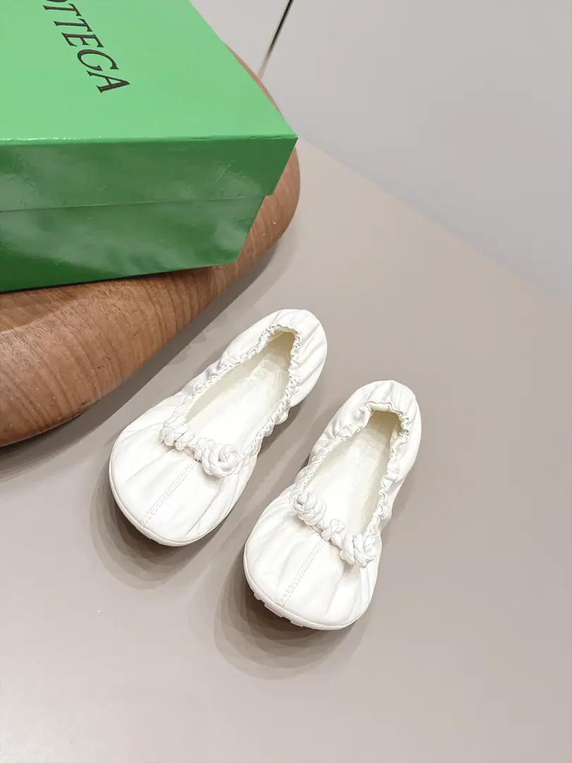 Get out of the factory.: 《Unique top version》 BOTTEG*A VENET*A26vsThe latest set of spring-roll shoes in the morning and autumn.…… 【Round head, wrinkled soles.】 The Jell-O are lucky., The Red Book is a big star.！- I'm so hot on my feet.！It's so beautiful.！This shoe has a great sense of excellence.！You're a good-looking fairy. It's a fashionable and design-oriented thing. Especially high because there's a gel cushion on the sole of the shoe that won't be tired for a day., With a sense of quality and quality., Don't be a good match for the last class., Soft Water, Take a rest.…… ❶Fabulous.: Original customized sheep skin ❷Uchi.: Original customized sheep skin ❸Foot.: Original customized sheep skin ❹Otsumi!: Original OpenTPUForm Bottom ❺Bottom: 1.0cm ❻Packaging: Original package ❼Codes: 35-39（40.41.42.Custom without re-offer） ☀Colours:Synchronise update of the network