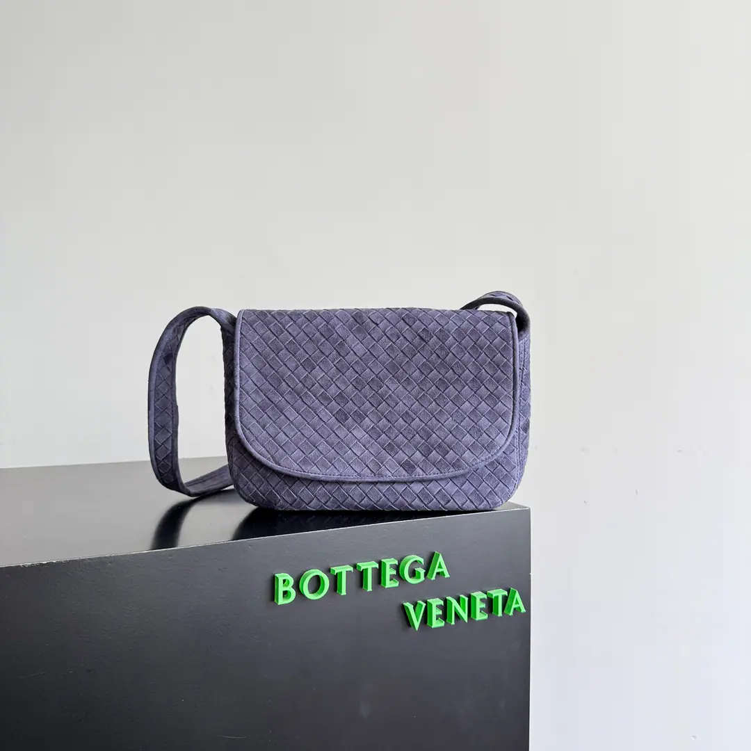 BOTTEGA VENETA2025NewVenetoRoll your backpack. The zipper was changed from the previous zipper to the cap design., It's safe and fashionable., And the money is more men's., Girls love it.❤️But the zipper's still in the system.. Not only is it comfortable, but the atmosphere is still stable., It looks more leisurely., It's for a variety of commercial recreational clothes.😊Add sex with sex, Make the suit more complete.. Weavers look older than old money., And did roll-by-hand processing.. It's for shopping., It's a routine scene like telecommuting., It's cozy and it's so good.！💼 Paragraph: 843836 Dimensions: 26*18.5*5cm