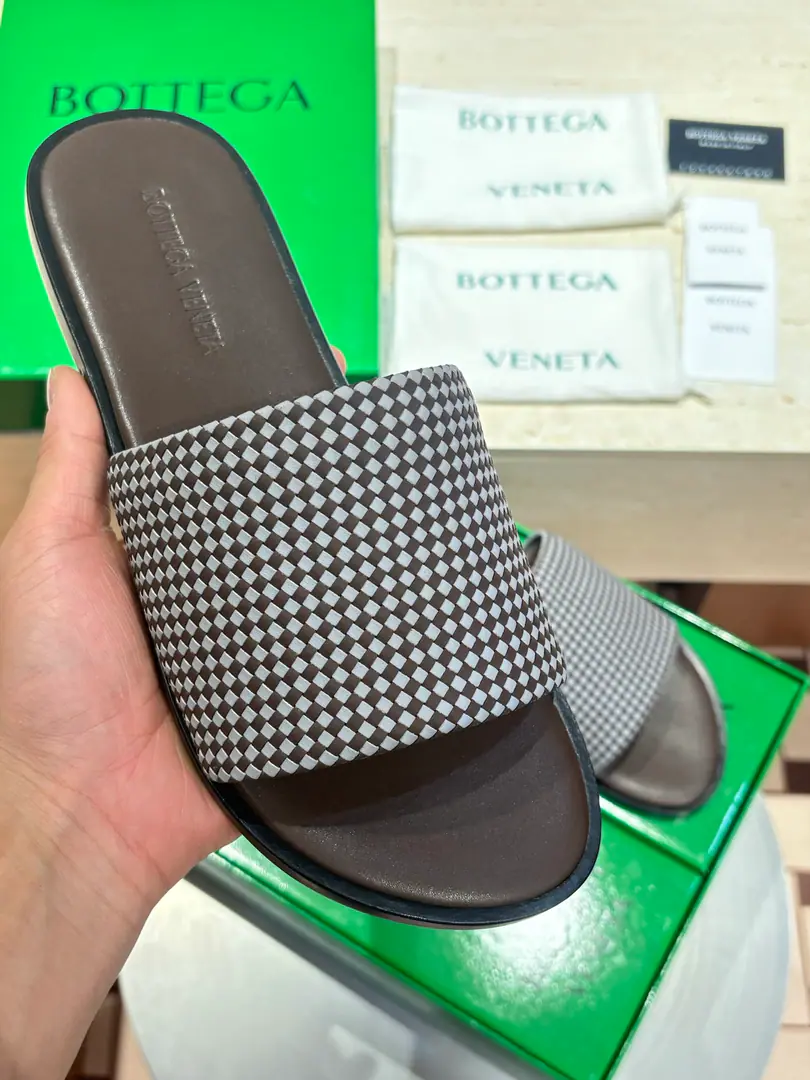 Top mass2026NewBvMan, that's a big slipper., It's a simple and fashionable design., Hand-made shoe-faced, The soles are light and comfortable., It's for routine or vacation.. Italian Craft, Details are fine., Brand ID low profile., Show high quality.✨. It's a combination of leisure and vacation., It's easy to get a look at., It's a summer one-on-one.！ size: 39-44（38.45.46Custom）