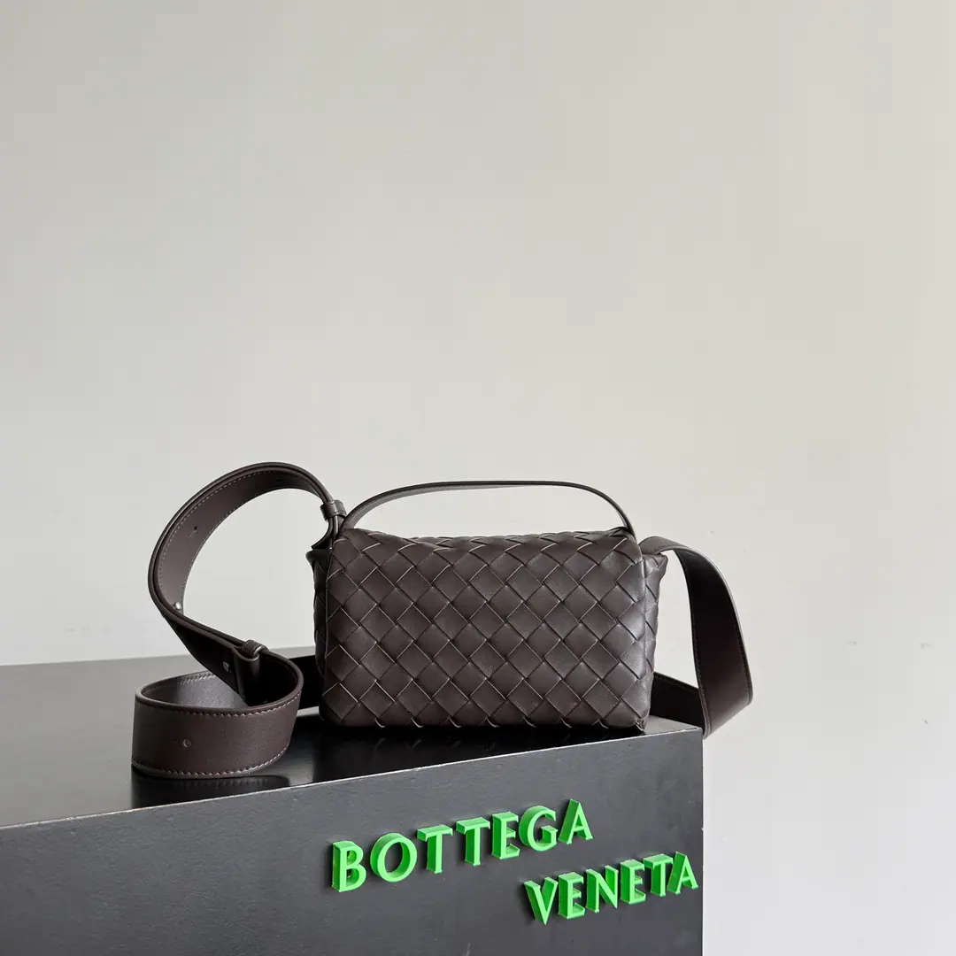 BV 26 The early spring new money. Intrecciato Mini Bag Full functional score！ The classic knitting process is a magic square., The line of square justice fills the mesmerized wind., Boys are so good-looking., Girls are so cool.～The skin of the cattle is resistant to the milling., The daily work is not in any way painful., SliplineNappaLittle sheep's skin., Feels so good.～With two shoulders., Short shoulder belts can be broken., Long shoulder band is fine., Handheld or slashed toggles super-flexible, The caps are designed to be steal-proof and sharp., Cell phones, Wallet., It can be loaded.. Daily commute, It's a good look for the way out.. Paragraph: 857931 Dimensions: 20*12*6.5cm