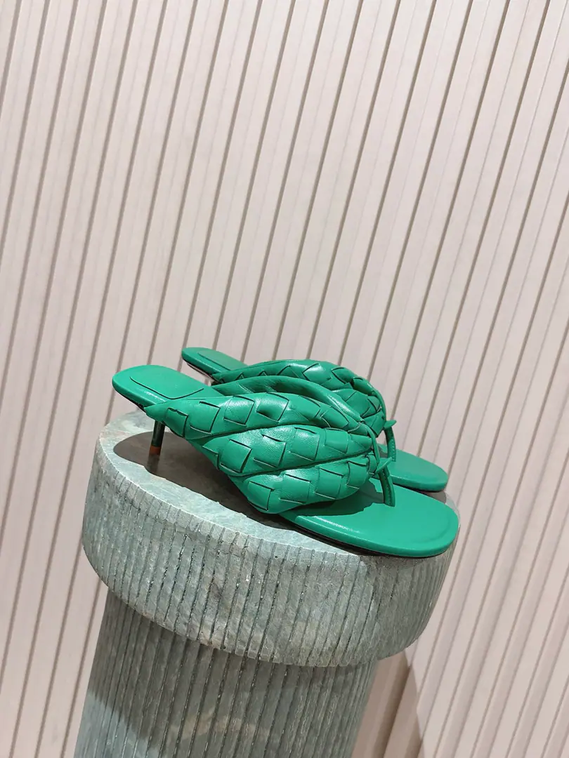 Top Quality 🔥Bottega Veneta The butterfly house.𝟐𝟔𝐀𝐖Spring and summer brand new.BVWeave cats and toes.｜It's a very simple, loose, simple, simple, simple, simple, simple, simple, simple, simple, simple, simple, simple, simple, simple, simple, simple, simple, simple, simple, simple, simple, simple, simple, simple, simple, simple, simple, simple, simple, simple, simple, simple, simple, simple, simple, simple, simple, simple, simple, simple, simple, simple, simple, simple, simple, simple, simple, simple, simple, simple, simple, simple, simple, simple, simple, simple, ♪ A high and lazy stomp into the shoes ♪ Every step with a little bit of undesired precision. The classic hand-made weaving is a very good brand. The toe twister is a simple design and a smart idea. The stylish shoes are all low-key. I'm gonna put my legs on my pants or my skirts and make a casually lazy atmosphere. A pair of players who prefers the most simple quality and pursues advanced style. The base is built with a fine, high-end atmosphere. Shoes are knitted manually with imported sheep skin. I'll put my feet in the back. Italian imports are so thick. He's tall.: 5.5cm Codes:35-42（40.41.42No change.）