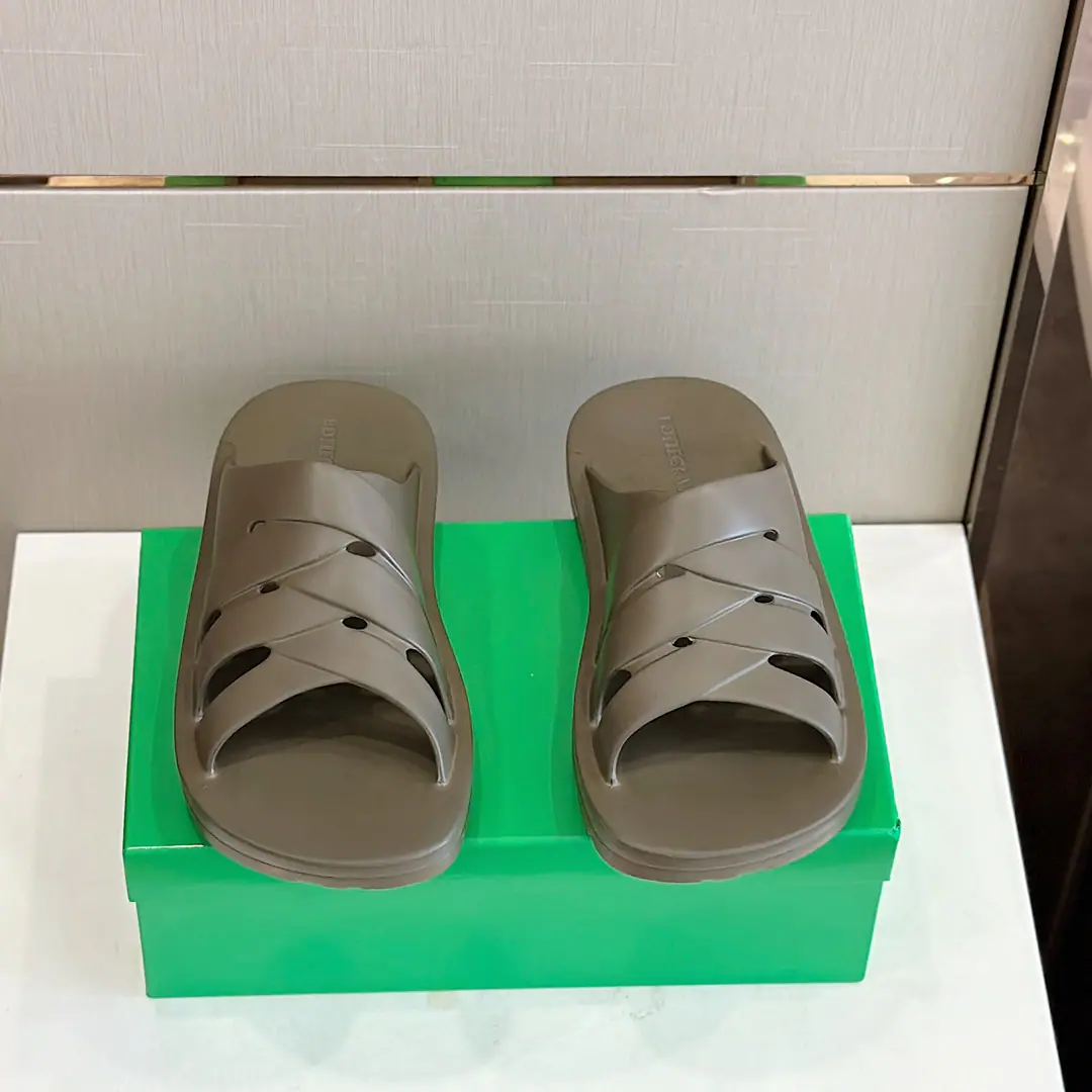 BVMuller's sand slippers.-Couple money. One against one., Original Open Super-light rubber moller shoes., Plastic materials, One-size-shaped shoes.. Size:Women: 39-44(38.45Custom）