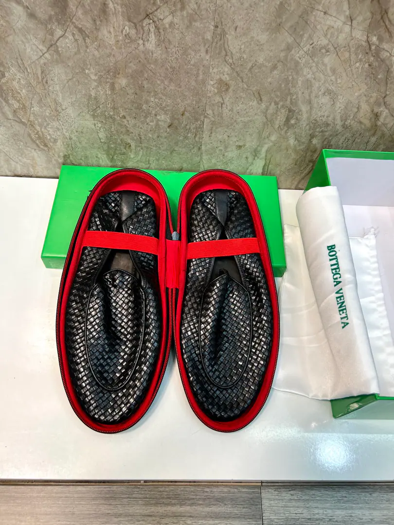 Bottega veneta～ Codes: 39–44. BVThe network is synchronizing the new high-end series of hand-weaving Oxford shoes., Use of imported motor vehicles for French roll-by, Handweaving, Skilled car sutures. Inreben dyes the cow skin., The long-lasting marks are not easily deformed., Wear it long and long., It's easy to maintain., The calf's skin and feet are effective in getting some air.. Importing the base of the embryo, A real shoe bottom is a shoe bottom that breathes automatically., To ease your foot fatigue.. Semi-skinned Cold Sticky Process Crystaling Art It's easier to carry a shoe bag.