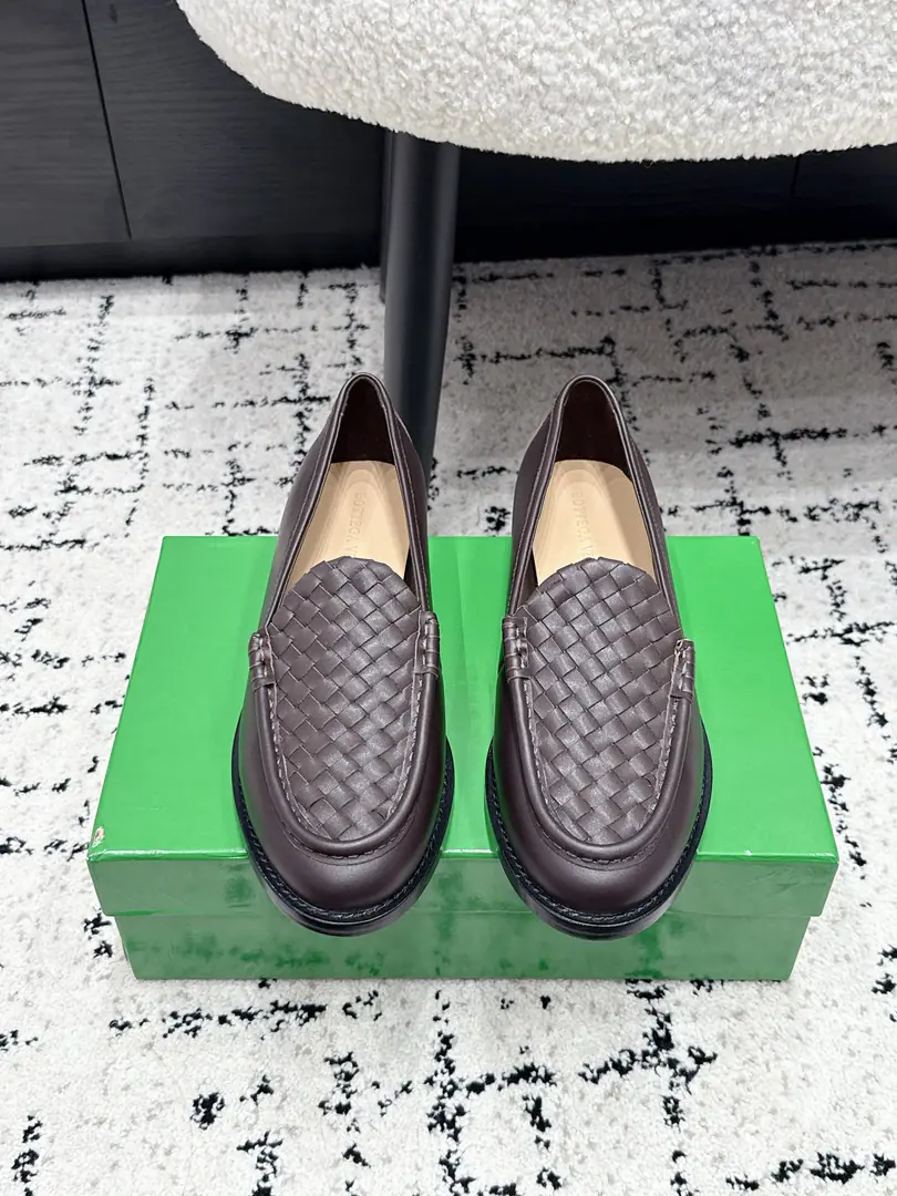 Bottega Venet* 26/ ♪ The early spring ♪ ♪ Weaving the head and the shoes ♪ BVWeaving head single shoes, The stylish sister's shoe cabinet just needs it.！Classic knitting process with a sense of excellence., The design is old and thin., Softly, softly, softly, with a good foot., You've been wearing it long enough., The commuter party is ecstatic., Multi-Currently Optional: Milky white./Wine./Dark Brown/Black/Gwang-jin., It fits all the suit.. You're dressed up nice at work., Every day, you wear a casual fashion., A pair of them'll take care of the commute., Date, Day, Close your eyes and don't step on the thunder.！ ✔️Fabulous.: Special Materials Handweaving ✔️Uchi.: Lamb skin. ✔️Otsumi!: That's a big one. ✔️size: 35-42（40 41 42Custom without re-offer）