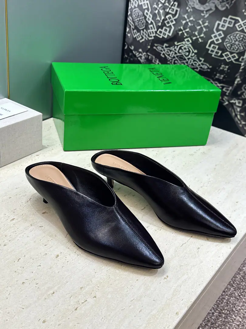 Plant prices Bottega Veneta The Fluttershy.2026Spring and summer, low-skinning with Muller's girl shoes. BVLetterlogoPointy sandals. Material:Shoes imported into the waxed cow skin+In the skin of the watered cow.+Italy is a big-ass country. He's tall.:4CM Size: 35-42(40.41.42Custom without re-offer）