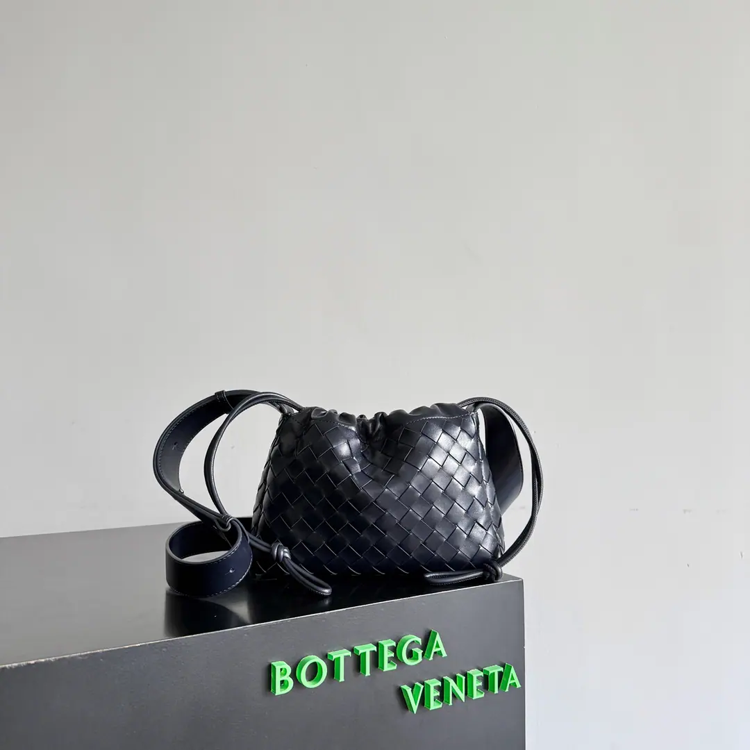 Everybody knocks on the bowl.DustbagGot a back belt.🤩🤩This one.Dustbag bikeMen and women eat., WillBVClassic.DustbagMake it a slashable version., Significant overall improvement in relevance. SignalIntrecciatoWeaving+ AvenueCowskin., ♪ And the light is flowing ♪💫 The rope design kept that free wrinkle., Magnetic suction, It's very easy to pick up., Matchable shoulder belts, It's more relaxing for the suit.. And it's not just a shape., It's got enough capacity., I'll take the necessary goods out of the house., It's easy to go out everyday.. Paragraph: 876011 Dimensions: 24*18*5cm