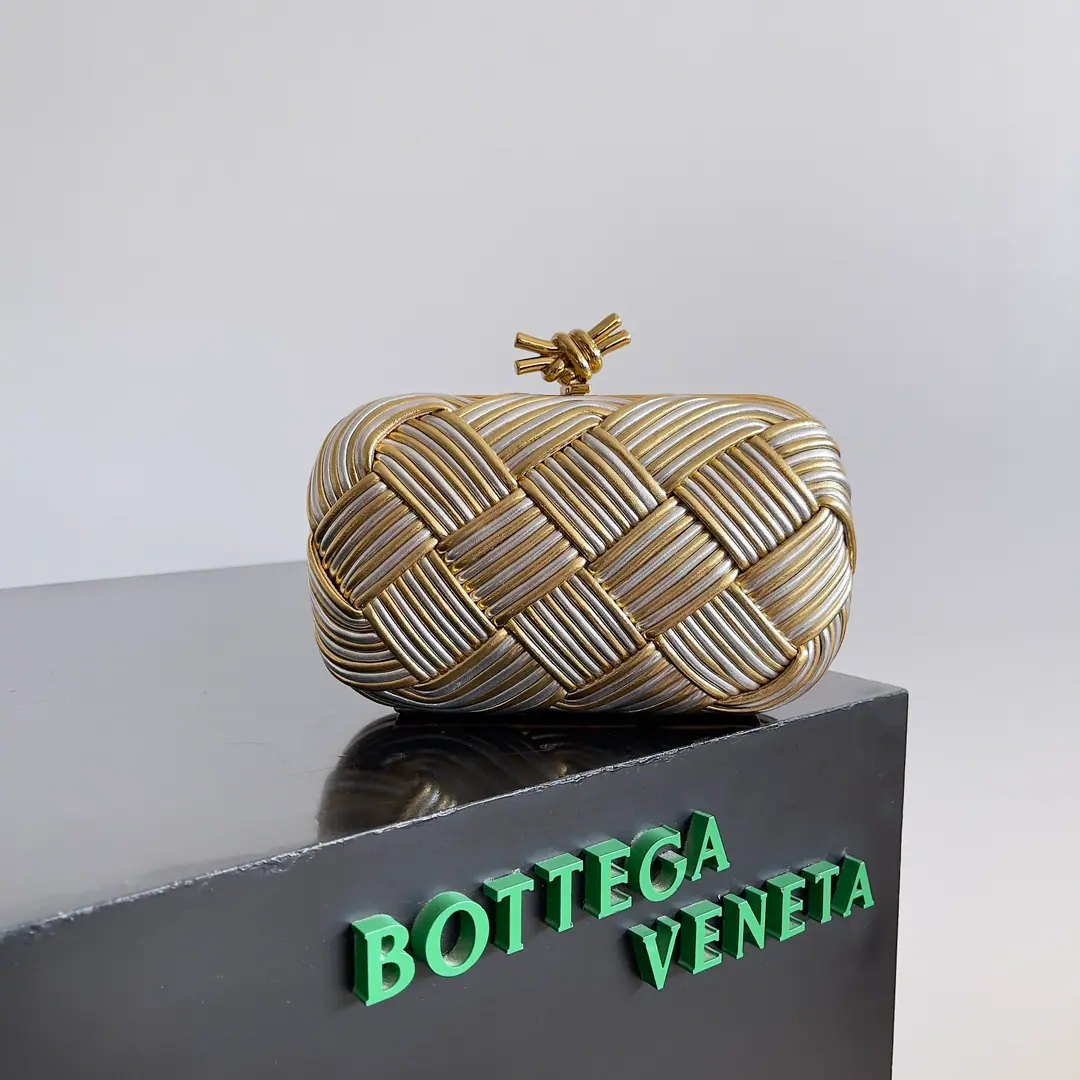 ✨💎The secret weapon of the Queen of the Dinner.: BV-KontDinner bag. 🌈**The silver and gold are changing., The luxury is full.** This one.KontThe dinner bag used a unique two-colored gradient design., It's a brilliant alias.！Whether you wear a fine dress or a noble dinner dress., It's perfect for the match. Every single piece of skin reveals the man's heart., A fine hand-made sew., High quality.. Here., Not only can you feel its weight., I'm more aware of that unique sense of honor.. 👐💖 💁‍♀️**A bouquet of magic., I can handle it at any time.** Whether it's a formal business dinner or not., Or is it a romantic wedding?, Or a regular little party., KontYou're the one who chooses the dinner bag.. It's a very different style., It's easy to control every occasion., You can be the focus wherever you go.. A fine handmade dinner bag. A hundred dinner bags. KontDinner bag. Fashion Monograph It's important. Paragraph: 804532（717622） Dimensions: 19.5*11.5*5cm