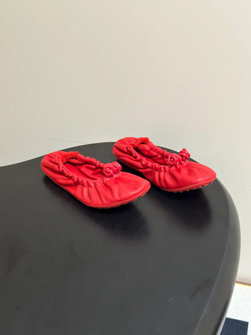 Top Quality BOTTEGA VENETA The Fluttershy. 2026Summer New Money BV FantasminaBallet shoes are loosely tied to flat-bed grandma shoes. Fantasmina - Blades., BVThe mood is up. The soft-floped little sheep skins make natural wrinkles., Hand-lined as a point detail, I can't get my heels on my loose shoe., The soft-blooded violence is unburdened.！ Soft and roundhead cut, I'm gonna have to get all the legs., I'm not gonna be a lazy little girl. Telecommuting, Date, It's all for the trip.！It's very, very simple.BVAmologize, It's a good look and a good look.！ Shoe.: Customize the skin Inside, put your feet on the inside.: Lamb skin. Shoes under the sole.: The rubber floor. Codes: 35-39(40.41.42I'll make sure I don't change it.)