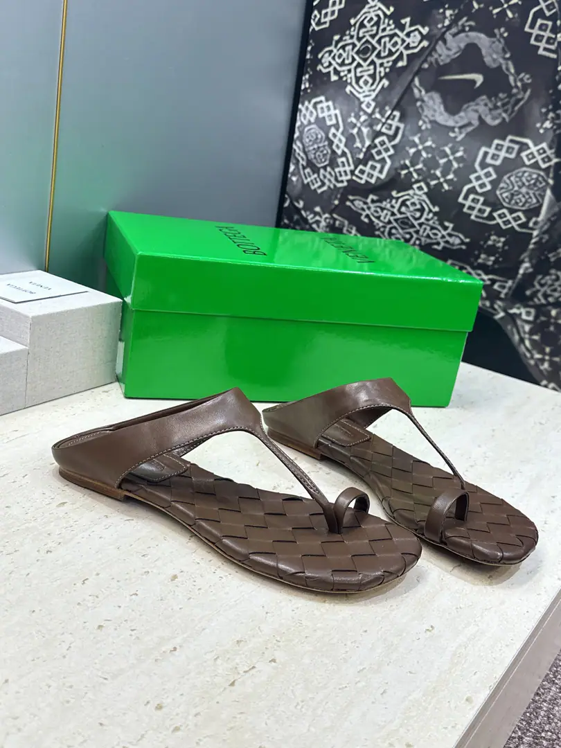 Plant prices Bottega Veneta The Fluttershy.2026Spring and summer weavers. BVLetterlogoA toe-toe slipper. Material:I'll import a cow's skin on my shoe./Import of metal cow skin+In the skin of the watered cow.+Italy is a big-ass country. Size: 35-42(40.41.42Custom without re-offer）