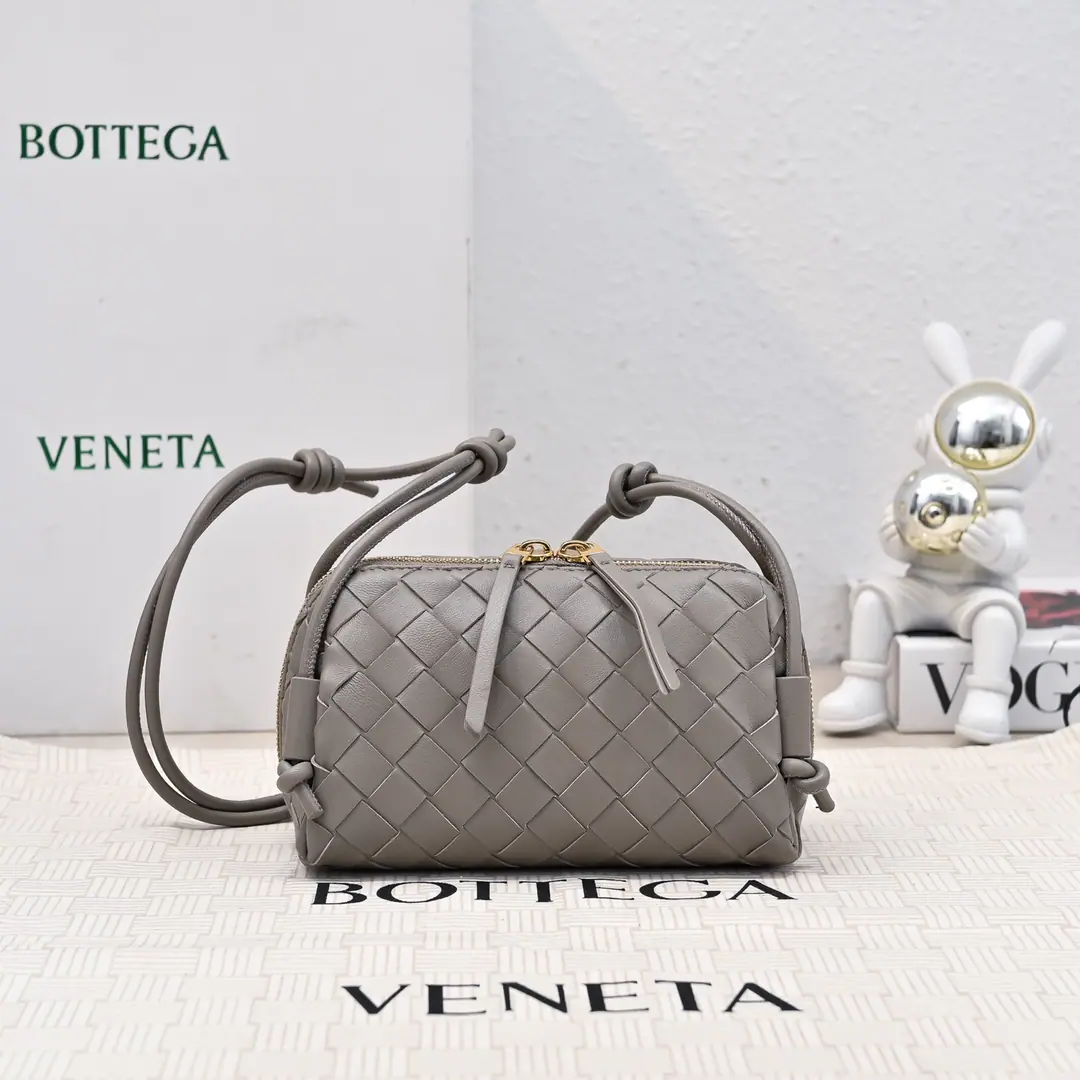 #BvNew paragraph Concert pouch I've seen the best mini-bots that can be used. 🎈 It's classic. lntrecciatoWeaver process✅ With a cortex with a double-head zipper., Open your mouth. Easy to release, Slip free modem length at the shoulder belt knot, i.e.🉑️Slash/Armor! You can be a handbag again. Little body. It's a big capacity. That's a good one.！The key is still on the table.！Come on.@Sisters come in this little, beautiful little bag. 👍 Model: 4258 Dimensions: 18.5*11.5*8.5