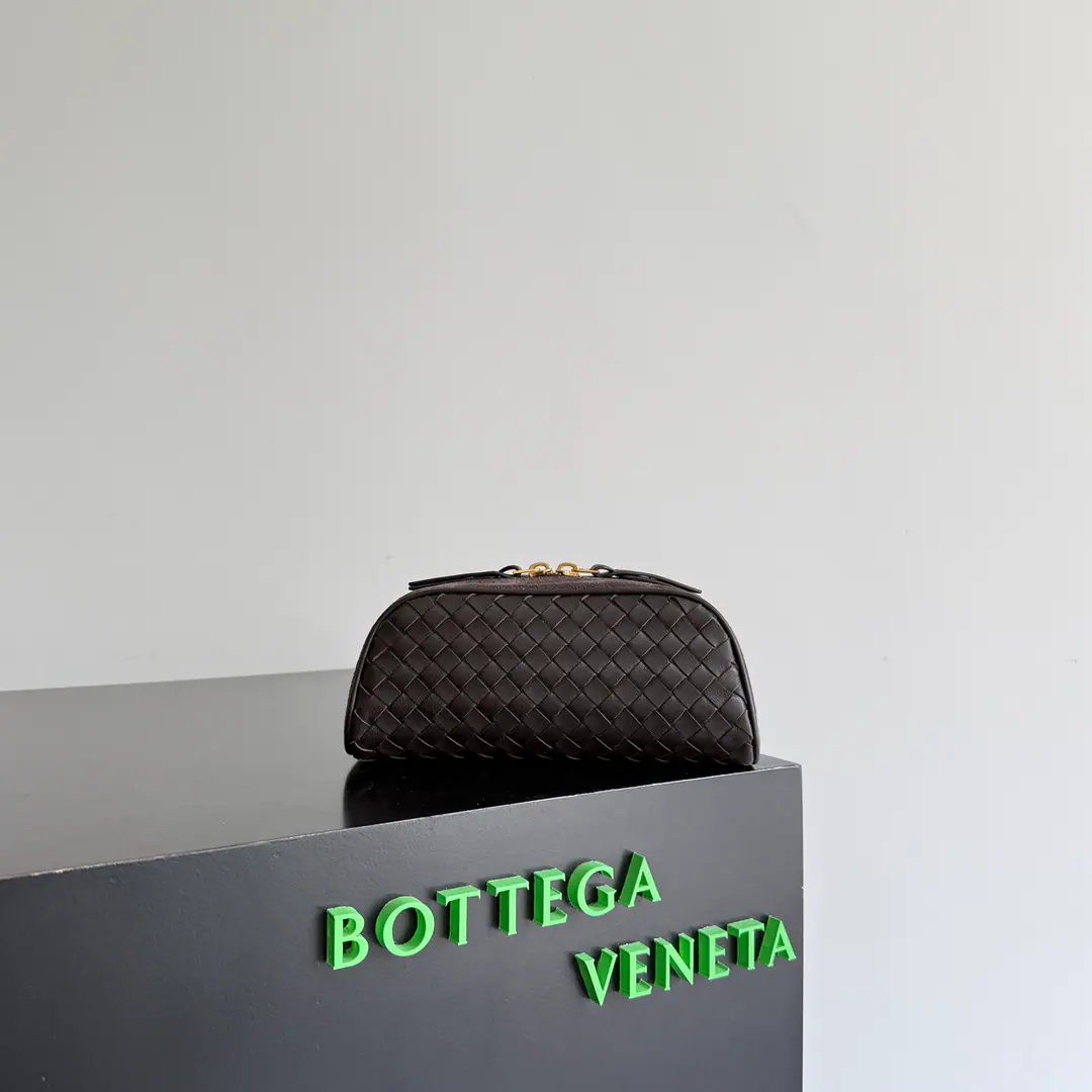 Bottega VenetaSmallNodoHandbags out., ClassicIntrecciato The skin weaving., Very brand-identifiable.. Skins., The chickens are cozy.. And inside, too, Pee.～Even if you put your phone on, you don't have to worry about being polished.！It's not much, but it's practical., You can take the bag or take the money.✨ Paragraph: 876510 Dimensions: 20*10*9cm