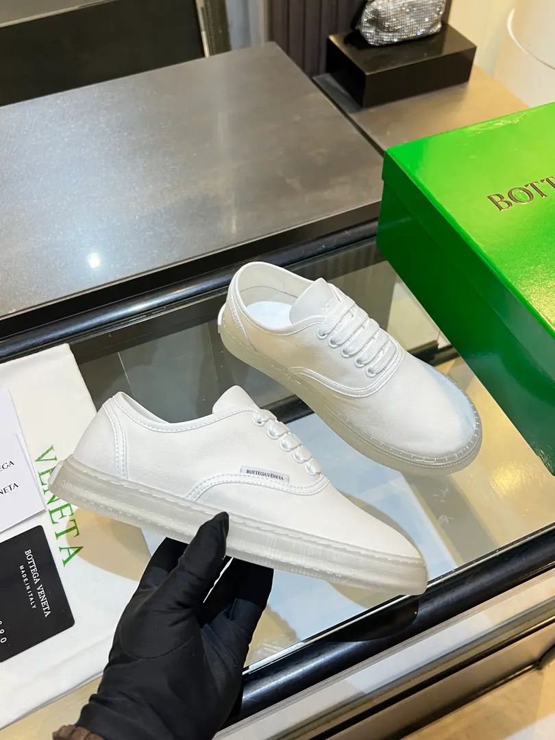 Get out of the factory.🌸🌸BV2026The new one.EliotSports shoes BOTTEGA VENETA BVIt's brand new. Eliot I was thinking of using the ancient basketball shoes., Childish. ♪ The color of youth is all ♪!You can make couple shoes, wear them, and the whole shoe is comfortable., The canvas is a little self-regarded., Shoes gang and a collage of soft and luxurious sheep skins in a package., The red line on each shoe is hand-made., More taste and attitude. Fabulous.: The canvas. Uchi.: The canvas. Foot.: Lamb skin. Otsumi!: TPr Codes: 35-40