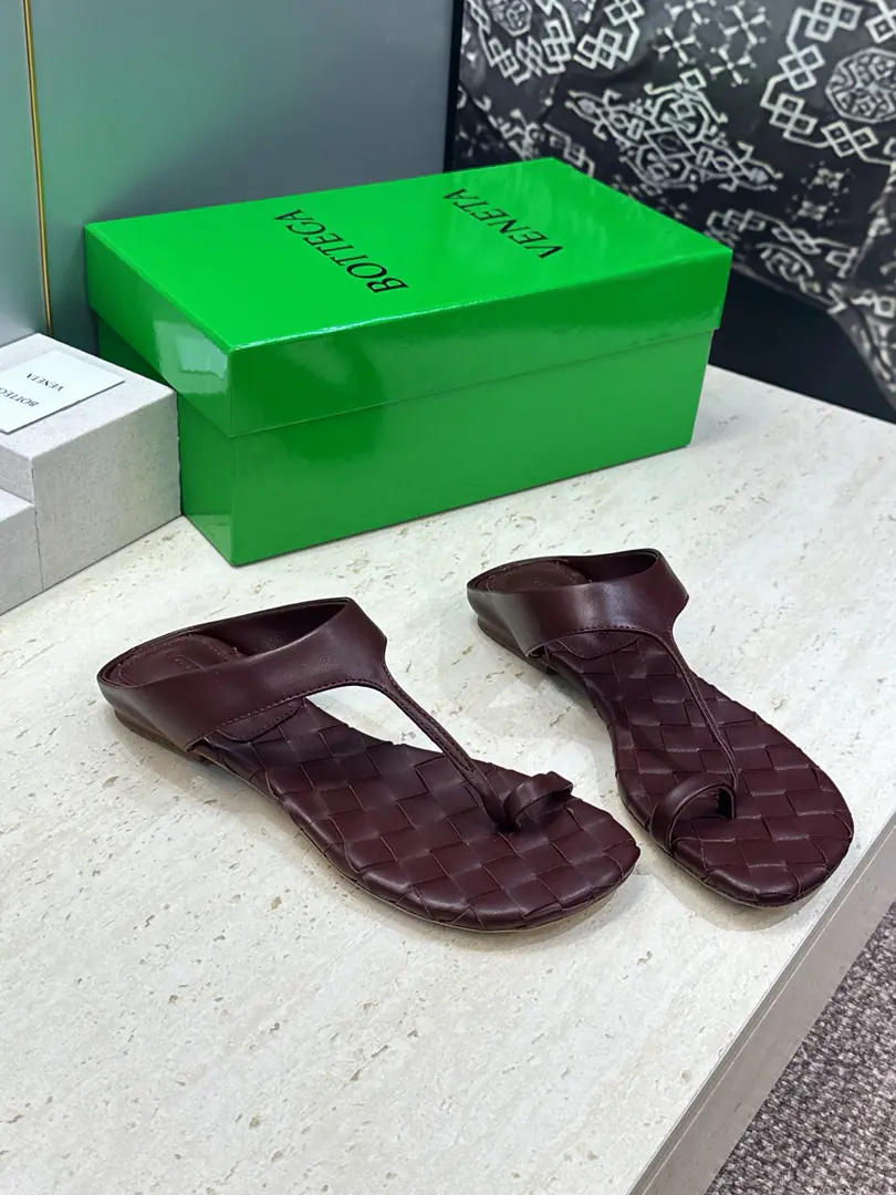 Plant prices Bottega Veneta The Fluttershy.2026Spring and summer weavers. BVLetterlogoA toe-toe slipper. Material:I'll import a cow's skin on my shoe./Import of metal cow skin+In the skin of the watered cow.+Italy is a big-ass country. Size: 35-42(40.41.42Custom without re-offer）
