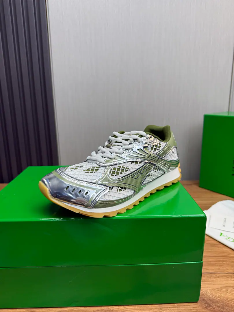 Plant BVTop Version𝘽𝙊𝙏𝙏𝙀𝙂𝘼 𝙑𝙀𝙉𝙀𝙏𝘼 OrbitSports shoes Wang Yi Bo Same paragraph Lover Daddy's shoes.🩷💚 RunnerSports shoes, Use of light technology web-based fabrics. Design rubber for the outside with geometric patterns. Recognition of package processes❕High-Video Out❗️ Very.nice, - You're a man of play.✔️ Matching💯💯 The wide background chooses the colorTPUOtsumi! Female 35-41 （40 41Custom） Men39-46（45.46Make a reservation.） Configure original packaging