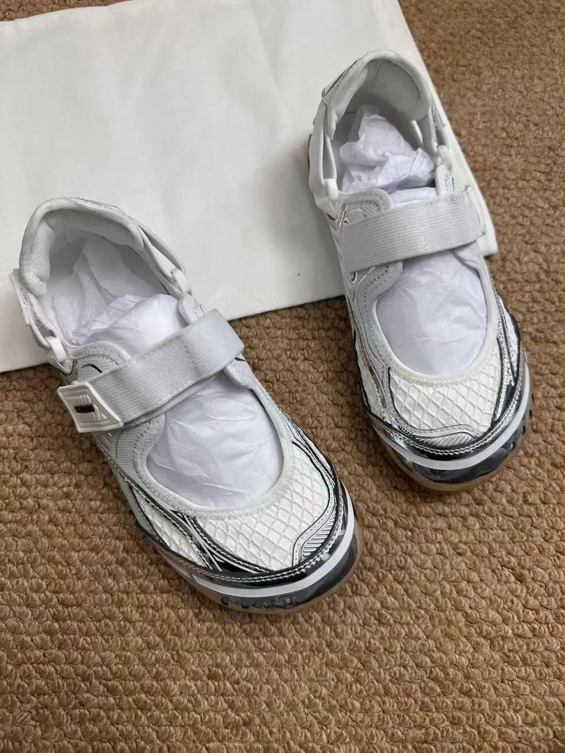 NewbvMary Jane's shoes. The technology with the Mary Janes on the Internet. • Liner: Technical fabric • Colours: Silver/White/Fibre-optic white • Rubber Origin: Italy Heat-plastic polyurethane, Jin-ho!, Polyurethane, Polyester fibres, Ammonium Size35 36 37 38 39 40 41 42 43 44 45 46 Configure original packaging