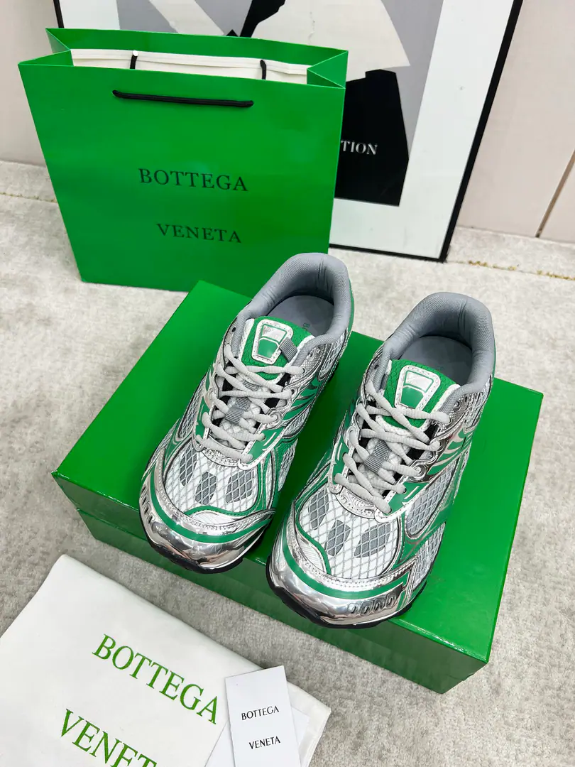 Get out of the factory. Top Version（Couple money.） Bottega VenetaThe Fluttershy's Four Seasons Show.BV OrbitSports shoes Wang Yi Bo Same paragraph Lovers' leisure shoes, dad's shoes.！RunnerSports shoes！Original procurement development！ Use of original light-technology web-based fabrics, Original unamended！Process complex！ Design rubber for the outside with geometric patterns The King's Bomb Series. High Version It's actually a lot higher., Still the same little legs. Very.nice. - You're a man of play., Matching Packed shoe process Admit High Version The original version of the Big Bottom is unique., Select ScrewTPUOtsumi!, The material weight is identical.！ Size:#Women35-41 （40 41Custom without re-offer） Men39-45(45Code custom is not to be changed)