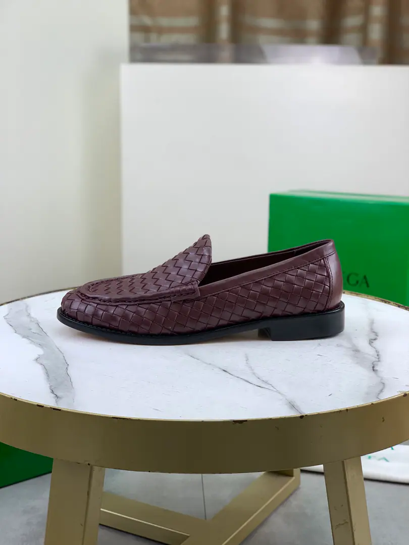 Plant prices Top Quality（That's a big line.）💎💎💎 BOTTEGA VENETAThe network is synchronizing the latest money. Top-level market top versionBVBusiness shoes, Accept material matching Shoes comparison Process Comparison It's practical and qualitative.·It's a lot of things., The more you look, the more you smell.. Pure hand-weaving process Shoe-faced material, Import original hand-weaved cattle skin Quality water in the inside. The original custom custom is a very big hand job. Size: Women35-39（34 40Do it.）Men39-44（38 45Do it.） OriginalBVGreen Box, Full package.