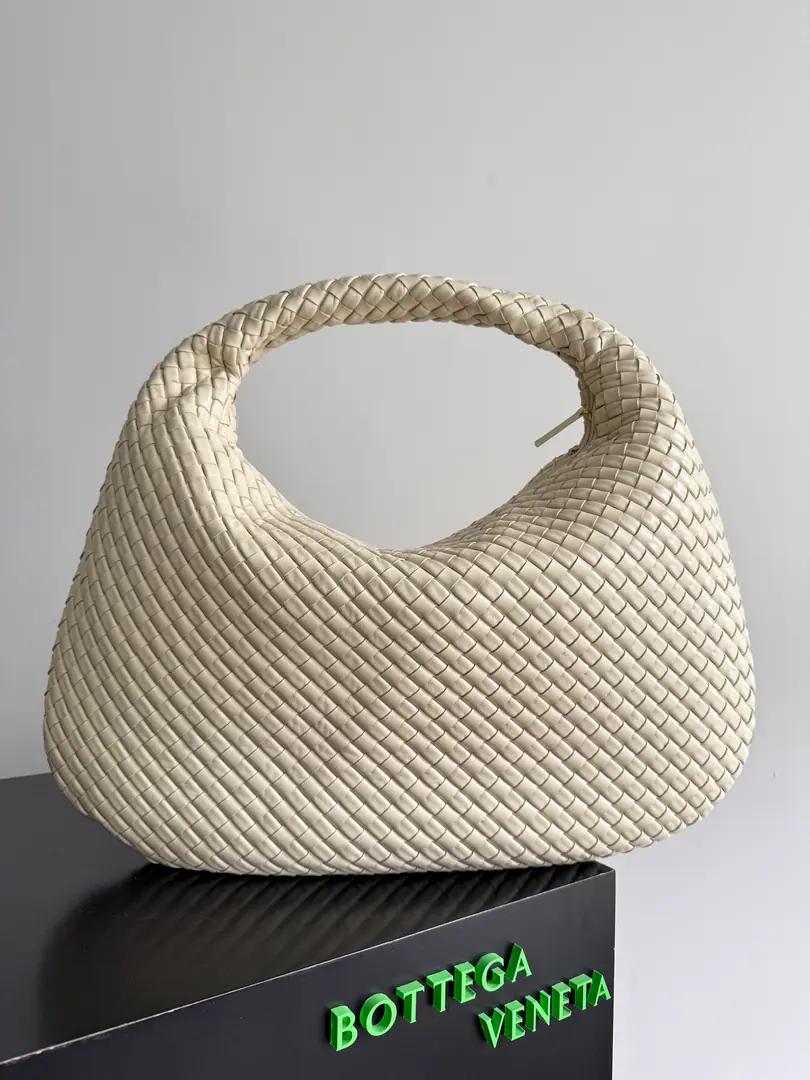 Bottega VenetaBig number.VenetaThe classic sundry bag reappears. It's been years since the classics returned., It's simple and round., Soft and tenaciously reinterpreted from the perspective of modern aesthetics., Hobo Blank loose expression, A random contour, It's not about the uniform or the leisure., You can squeeze it easily., It's a stylish feeling.～ Paragraph: 856739 Dimensions: 59*39*6cm