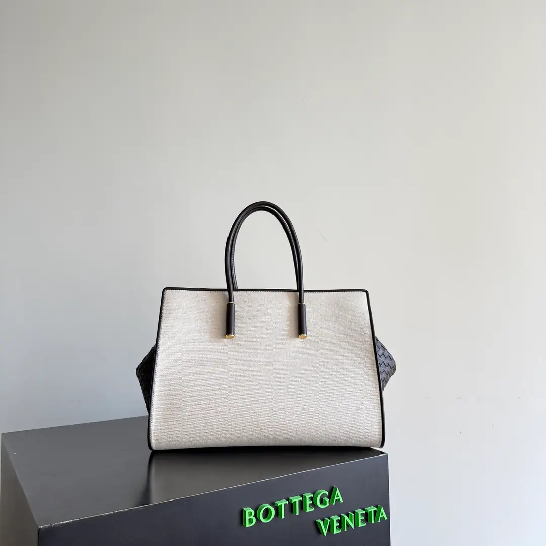 The latest one is coming.👉♪ And all the calls came out ♪🥰 BV BarBara - The canvass., A violent attack.✨ ！A tube handle with a low profile brass., The details are all about the process., The cotton is light and thin., It's a very good bag.. Leather weaves, weaves, weaves, weeches, weeches, weeches., Different materials collide with lazy and delicate air.. The zipper's all right., The luxuries of sheep's skin., The contents of the collection of makeup mirrors are very good.～♪ Bringing a sense of luxury to yourself ♪, I'll just take it out and I'll have my taste.. It's so big and out of reach., Telecommuting, Date, One pack for a short trip., The workers are ecstatic.！The wide shoulder belt is completely untangled., And self-respect is friendly.. Paragraph: 868327 Dimensions: 37*27*24cm