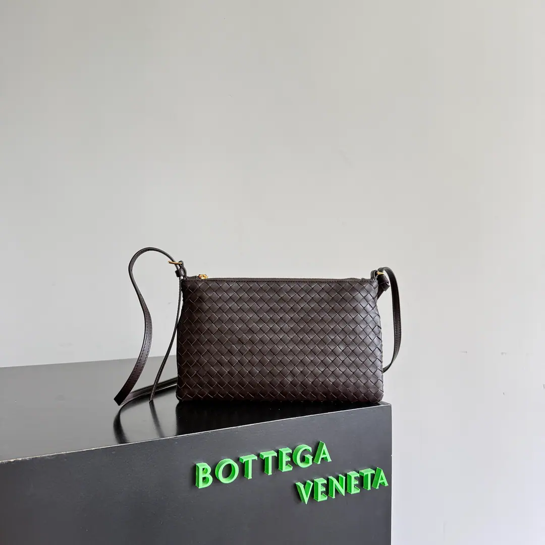ByBV26The new weaver bag in the fall is amazing.💖！ClassicIntrecciato PiccoloThe skin of the sheep weaving the muscles., ♪ Touchy, delicate ♪. It's inside.6A position, The zipper is safe and practical.. It's easy to put a cell phone on., The strap is free to adjust., ♪ Slanting and lazy ♪. Or take off your shoulder belt and use it., It's too thick but it's large enough.. Telecommuting, I'm not sure I'm sure I'm a good date., A low-key, posh luxury.～ Paragraph: 876625 Dimensions: 24.5*15cm