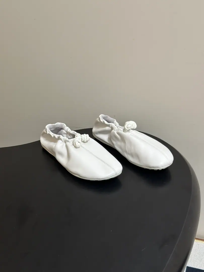Top Quality BOTTEGA VENETA The Fluttershy. 2026Summer New Money BV FantasminaThe ballet shoes are so loose and so soft with Grandma's shoes on the flat. Fantasmina - Blades., BVThe mood is up. The soft-floped little sheep skins make natural wrinkles., Hand-lined as a point detail, I can't get my heels on my loose shoe., The soft-blooded violence is unburdened.！ Soft and roundhead cut, I'm gonna have to get all the legs., I'm not gonna be a lazy little girl. Telecommuting, Date, It's all for the trip.！It's very, very simple.BVAmologize, It's a good look and a good look.！ Shoe.: Customize the skin Inside, put your feet on the inside.: Lamb skin. Shoes under the sole.: The rubber floor. Codes: 35-39(40.41.42I'll make sure I don't change it.)