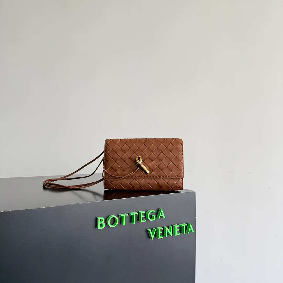 Bottega Veneta2025Morning and Autumn SeriesAndiamoHandbag., A real bag., A little slant bag with a classic leather hand with a bag., Metal-senseed button ropes open., Simple, not simple., Accomplishive attitude to mysticality., Weaving elegant attitudes. Paragraph: 836940 Dimensions: 19*12.6*2cm