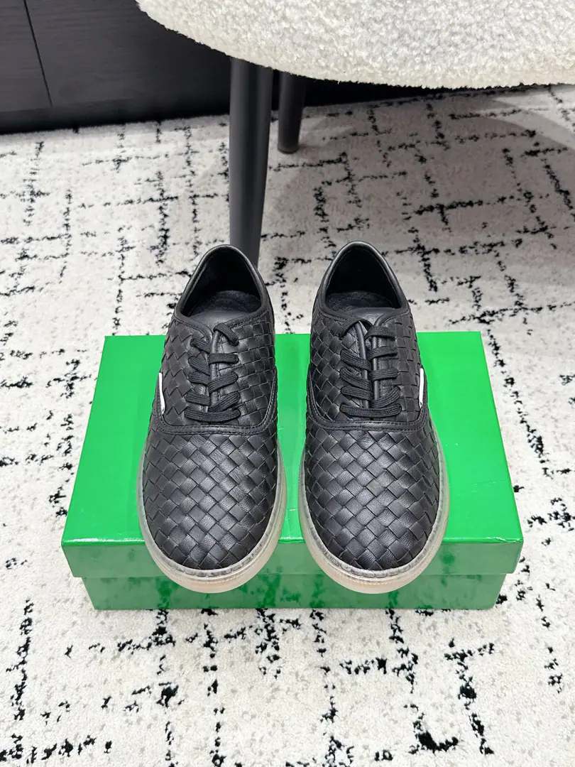 Men+10 Bottega Venet* 26/ Hand-woven couple shoes. BVMarkerIntrecciatoHand-woven real self-carried advanced filters！All four colors are in the middle., No mistake in picking anything.. The delicate skin of sheep weaving hand-made texture is so qualitative., Janey with a leisure version, The soft feet are light and not tired.. Very simple and low-key Italian style, With a suit., Tsk., Even the dress fits., Spring and summer are a relief., The crowd is not gonna touch the money., You can't hide the details without a low profile.. ✔️Fabulous.: Water-washing canvas./Little sheep's skin. ✔️Uchi.: Lamb skin. ✔️Otsumi!: Original version to open ✔️Size: 35-45（Women40 41 42 Men39 45Do it.）