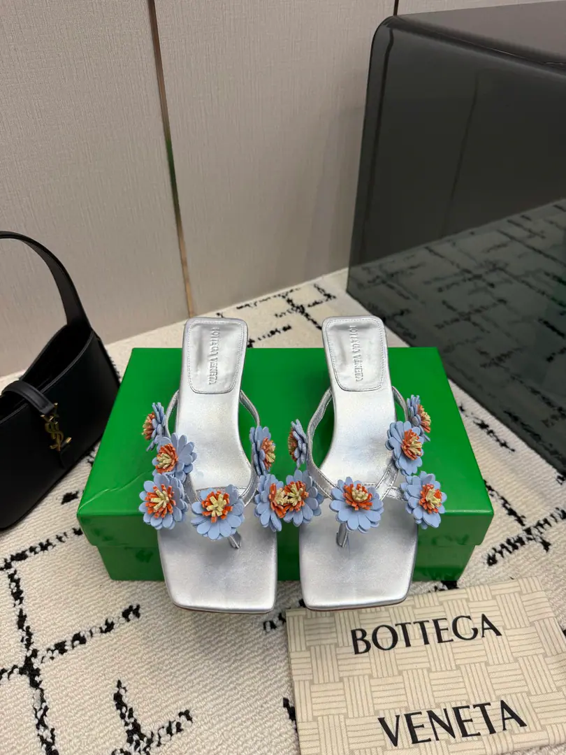 Top-level high-end version Repurchase Quality BottegaVeneta2026ssShoes.. BVThe money's a big deal., ins&Little Red Books are super-hot.！The upper foot is so sexy.！It's so beautiful.！There's a reason to get a fashion wind., The comfort of being trapped. It's not heavy, it's not tired., Original custom fabric Compare market top version. This big knitting shoe is so sophisticated.！You're a good-looking, fairy. It's a fashionable and design-oriented thing. And they're all very, very well worn., Especially with a skating tape cushion on the bottom of his heels., It's practical and qualitative., It's a good job for a working family.💃🏻 Comfortable design with inner courage. It's a great design. One of them is a personality. The tide of the monolith. Use Italian skin. Bio-plastic process Slippery comfort. He's tall.: 5cmand9cm Codes:35-39（34.40.41.42.43Do it., No, no, no, no, no.） Packaging: Top-level high-end package
