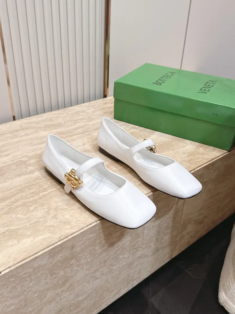 BOTTEGA VENETA 26vsThe latest set of spring-roll shoes in the morning and autumn.……BVA pair of flat shoes with a side end. The Red Book is a big star.！It's beautiful on the upper feet.！This shoe has a great sense of excellence.！You're a good-looking fairy. It's a fashionable and design-oriented thing. Especially high because there's a gel cushion on the sole of the shoe that won't be tired for a day., With a sense of quality and quality., Don't be a good match for the last class., Soft Water, Take a rest.…… ❶Fabulous.: Original customized sheep skin ❷Uchi.: Original customized sheep skin ❸Foot.: Original customized sheep skin ❹Otsumi!: Original custom customized for real leather ❺He's tall.: 1.0cm ❻Packaging: Original package ❼Codes: 35-39（40.41.42.Custom without re-offer）