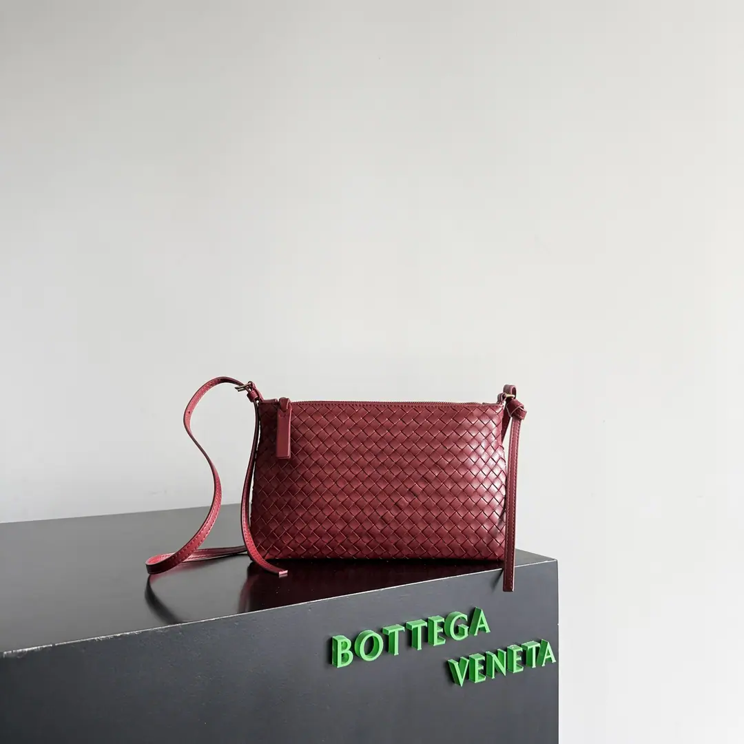 ByBV26The new weaver bag in the fall is amazing.💖！ClassicIntrecciato PiccoloThe skin of the sheep weaving the muscles., ♪ Touchy, delicate ♪. It's inside.6A position, The zipper is safe and practical.. It's easy to put a cell phone on., The strap is free to adjust., ♪ Slanting and lazy ♪. Or take off your shoulder belt and use it., It's too thick but it's large enough.. Telecommuting, I'm not sure I'm sure I'm a good date., A low-key, posh luxury.～ Paragraph: 876625 Dimensions: 24.5*15cm