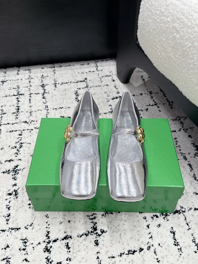 Bottega Venet*26/ The new spring and summer metal is tied to Mary Jane's shoes. One word with Mary Jane's classic., ♪ And the backs are firmly tied ♪, Walking and walking are not easy to slip down., And it's a balance between beauty and utility.. A shoe-type design for Asak., ♪ Sneak the legs ♪. ✔️Shoe.: Lamb skin. ✔️Uchi.: Lamb skin. ✔️Otsumi!: It's a real piece of shit. ✔️size: 35-42（40 41 42Custom without re-offer）