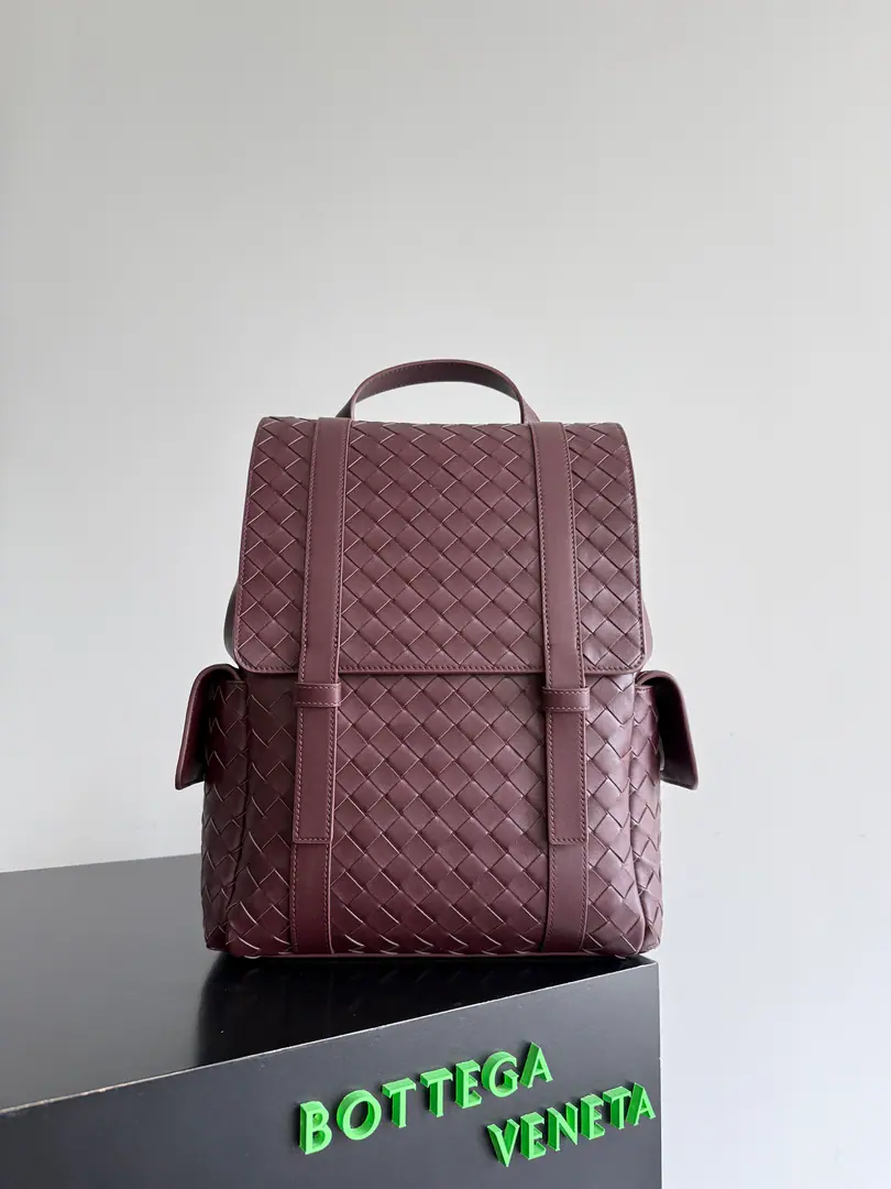 Bottega VenetaNew paragraphBack To SchoolTwo-sleeved bag., Newly rolled out collisions with leather of the photo., More unique.. Use of markersIntrecciatoLeather weaving, Crafts and crafts made of a fine little cow's skin., Weaving closely., Texture Stereo. The light of leather is super-high., Two different leather-weaving designs., Create a unique sense of hierarchy., Design for capping open., With two external flipping pockets., Whether it's work or not., Travel or routine?, It's a hell of a ride., And the capacity is very useful.. Back-To-SchoolThe backpack is lighter than the other backpacks., There's plenty of room for that., There's a latch on the inside with a pen and a file., Personalized style, You're gonna have to double the return rate with this.！ Paragraph: 805971 Dimensions: 39*31*14cm