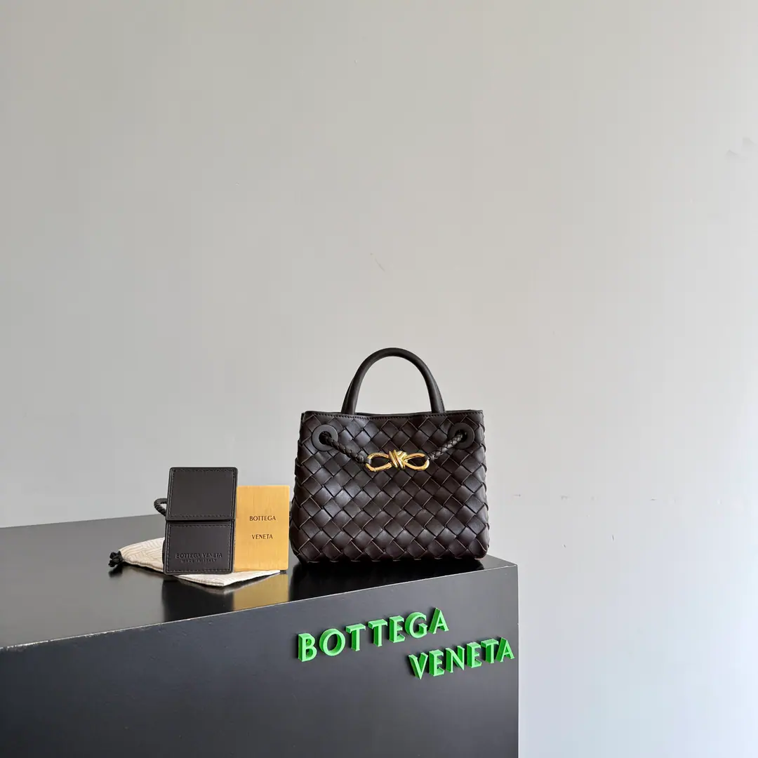 I've been waiting for you.Mini AndiamoFinally!🤩, Use classicIntrecciatoWeaver process, It's a soft match.NappaLamb skin., Feels like clouds.☁️, The landmark mussels are wired with metal buttons., It's a low-key pen.✨, It's expensive to look at without a word.. The commuting suit makes a good air., It's a free-flowing set and a loose atmosphere., The little handheld is so beautifully designed., ♪ Slash and second to sex ♪～It's worth it., This one's got a little gold card., And have a set of cards that you own., Isn't that a disguised package for a large bag?, There's a surprise coming down the two-dimensional code on the scan.🥰. Paragraph: 874957 Dimensions: 20*15*9cm
