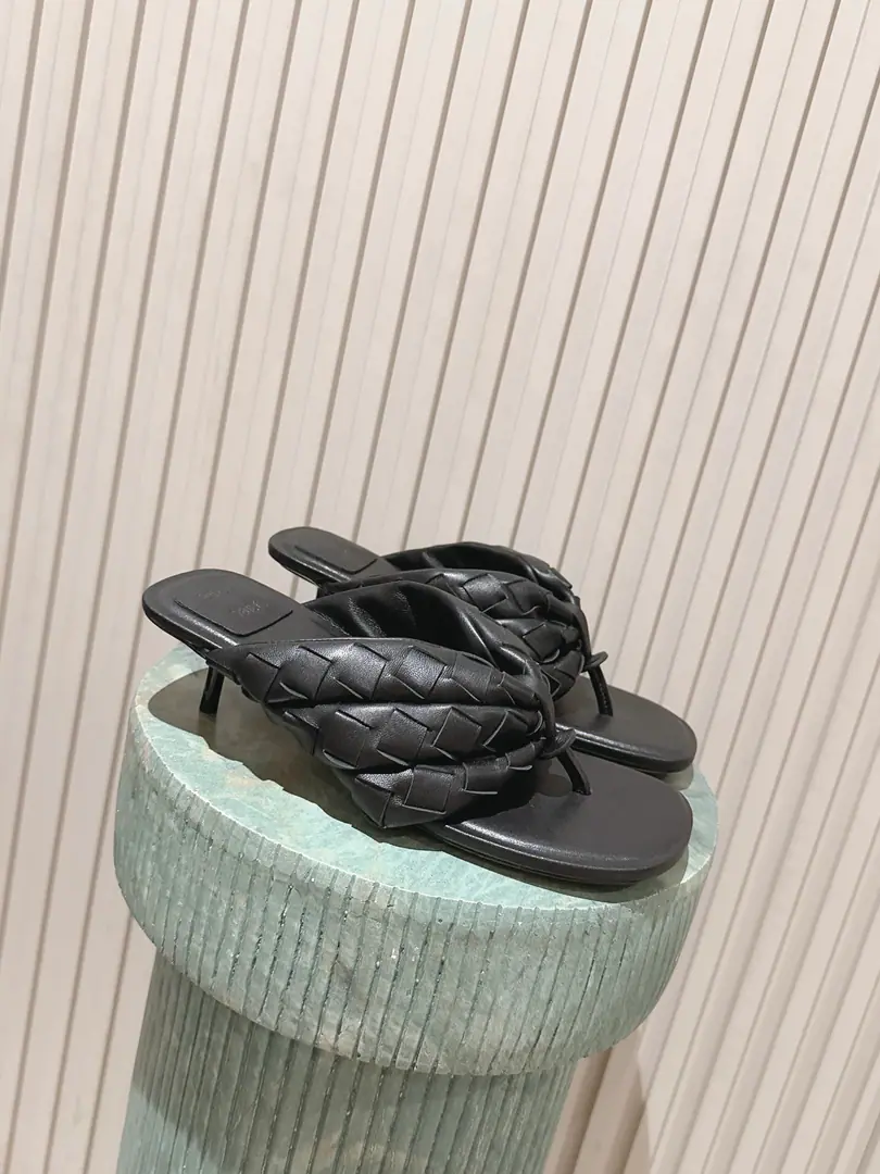 Top Quality 🔥Bottega Veneta The butterfly house.𝟐𝟔𝐀𝐖Spring and summer brand new.BVWeave cats and toes.｜It's a very simple, loose, simple, simple, simple, simple, simple, simple, simple, simple, simple, simple, simple, simple, simple, simple, simple, simple, simple, simple, simple, simple, simple, simple, simple, simple, simple, simple, simple, simple, simple, simple, simple, simple, simple, simple, simple, simple, simple, simple, simple, simple, simple, simple, simple, simple, simple, simple, simple, simple, simple, simple, simple, simple, simple, simple, simple, ♪ A high and lazy stomp into the shoes ♪ Every step with a little bit of undesired precision. The classic hand-made weaving is a very good brand. The toe twister is a simple design and a smart idea. The stylish shoes are all low-key. I'm gonna put my legs on my pants or my skirts and make a casually lazy atmosphere. A pair of players who prefers the most simple quality and pursues advanced style. The base is built with a fine, high-end atmosphere. Shoes are knitted manually with imported sheep skin. I'll put my feet in the back. Italian imports are so thick. He's tall.: 5.5cm Codes:35-42（40.41.42No change.）