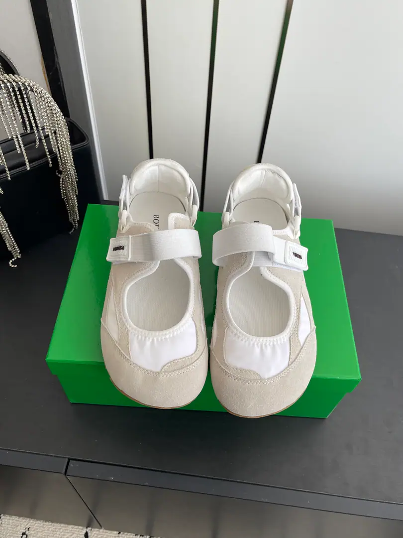 🏧𝐁𝐨𝐭𝐭𝐞𝐠𝐚 𝐕𝐞𝐧𝐞𝐭𝐚 Orbit FlashSpring and summer. Mary Jane. Leisure shoes. Sports shoes. BV Orbit FlashMary Jane blends the ancient graces with modern sports. - Oh, Pete.+nylon collage I'm full of quality and breath. Magic stickers. It's a perfect fit for the feet. Circle Head+Asak. The flex is so comfortable and beautiful that it's so ancient. Daily commute, Shopping., You can easily ride on a date. You can wear pants and dress them up. Original model rubber slider Codes: 35-41（40.41Do it.）