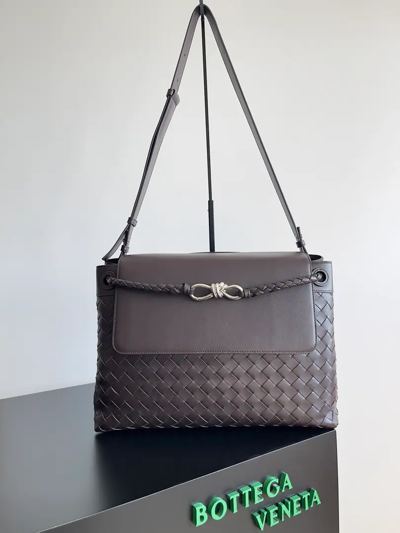 BOTTEGA VENETAThe Fluttershy.2025A new man.ANDIAMOBack bag. The master of the Fluttershyss is beyond doubt.Andiamo, 2025The first new pet made a single man's eight-word wrapper., I can see the designers have used a lot of little ideas., The slashing belts are very easy for the working elite to carry work logs and office supplies., Inside, there are two large compartments and a small layer with zippers., The special feature is that it's not like a lady's., The partition here is not undemotable., The fixed single floor also allows for lighter loading when going out to work., Avoiding excessive accumulation of small items Paragraph: 807715 Dimensions: 37*26*13cm