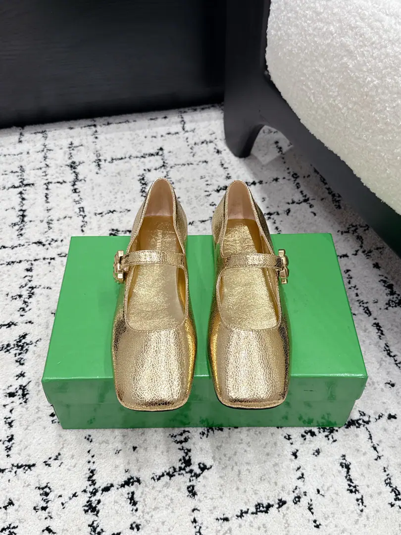 Bottega Venet*26/ The new spring and summer metal is tied to Mary Jane's shoes. One word with Mary Jane's classic., ♪ And the backs are firmly tied ♪, Walking and walking are not easy to slip down., And it's a balance between beauty and utility.. A shoe-type design for Asak., ♪ Sneak the legs ♪. ✔️Shoe.: Lamb skin. ✔️Uchi.: Lamb skin. ✔️Otsumi!: It's a real piece of shit. ✔️size: 35-42（40 41 42Custom without re-offer）