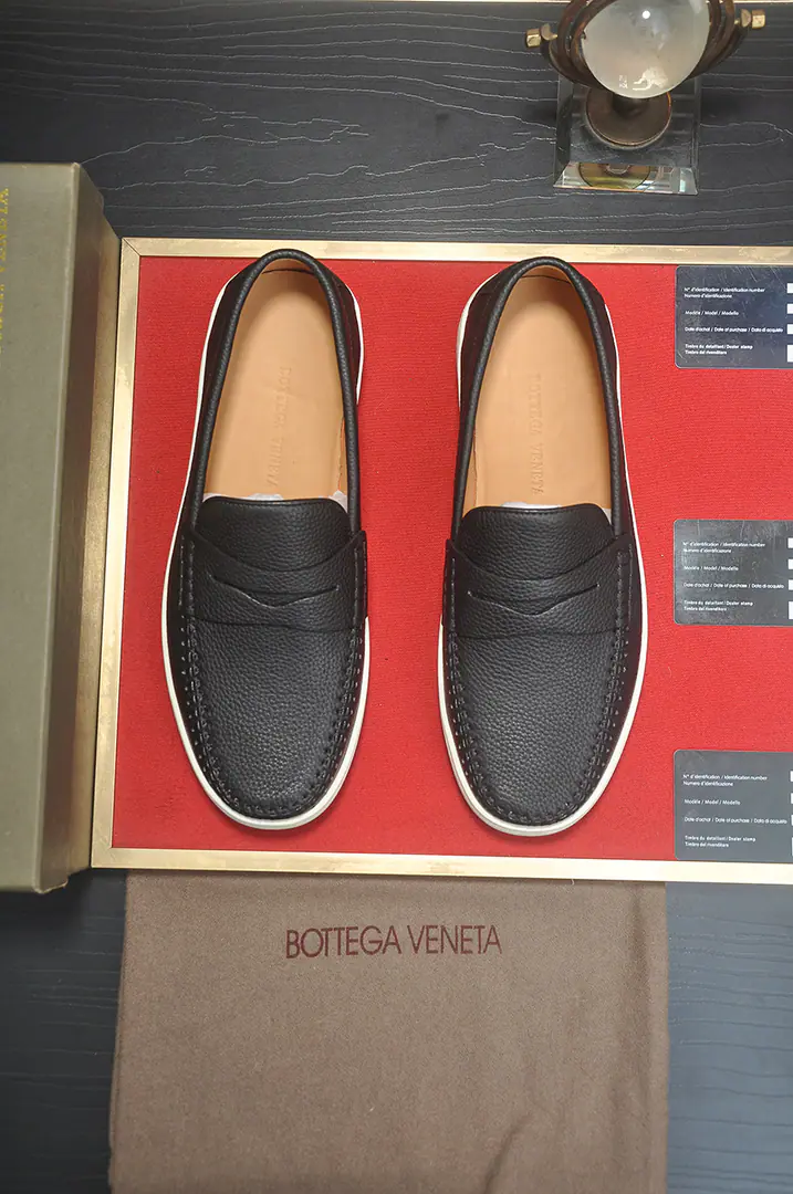 Get out of the factory. 【Botteg Venetta(BV)】（In the whole cow's skin.）New exclusive. New money for the network. Top-of-shoe calf skin made above the shoe surface A delicate touch. The quality of luxury. For men's delicate weights. It's a noble place to be. A carefully designed Mark hand-made stitch. Fluid Lines Inside the whole cow. Sweatwash comfort. 38-44