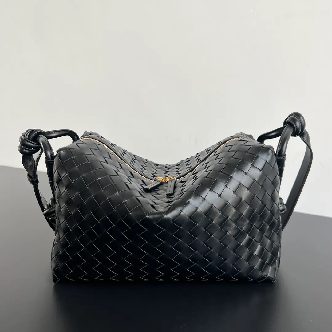 #Bv New paragraph LoopSame-sex camera bag.📷 796619 Upgraded the latest versionLoopBags, Horizontal rectangle shape, Super-sized capacity. The ultimate light.☄️The classic leather-weaving process is continuing to shape the body., The handler has a symbolic rope on both sides., Show the brand. 🤏The insides are tied to canvas and weave the skin of the cow. Soft structure and shape.！A very simple camera bag with a fashionable style., On your back.loopCamera wraps out the hoof🎈 Dimensions: 38x18.5x20
