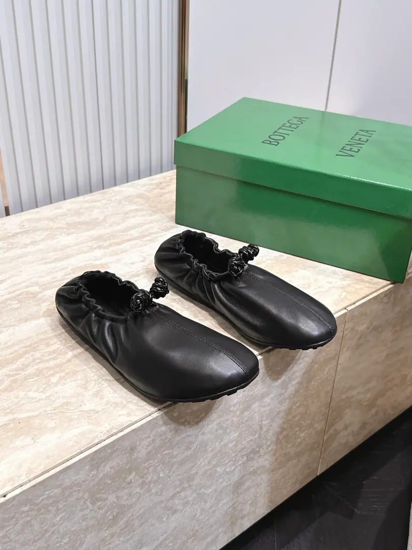 BOTTEGA VENETA BV26vsThe latest set of spring-roll shoes in the morning and autumn.……♪ Wrinkled and loosed ballet shoes ♪ The Jell-O are lucky., The Red Book is a big star.！The upper foot is so beautiful., Soft and soft is so good.. This shoe has a great sense of excellence.！You're a good-looking fairy. It's a fashionable and design-oriented thing. Especially high because there's a gel cushion on the sole of the shoe that won't be tired for a day., With a sense of quality and quality., Don't be a good match for the last class., Soft Water, Comfortable and leisure.…… ❶Fabulous.: Original customized sheep skin ❷Uchi.: Original customized sheep skin ❸Foot.: Original customized sheep skin ❹Otsumi!: Original Customized Rubber Bottom ❺He's tall.: 1.0cm ❻Packaging: Original package ❼Codes: 35-39（40.41.42.Custom without re-offer）
