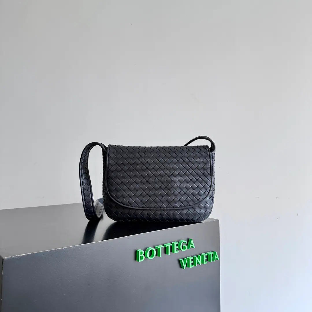 BOTTEGA VENETA2025NewVenetoRoll your backpack. The zipper was changed from the previous zipper to the cap design., It's safe and fashionable., And the money is more men's., Girls love it.❤️But the zipper's still in the system.. Not only is it comfortable, but the atmosphere is still stable., It looks more leisurely., It's for a variety of commercial recreational clothes.😊Add sex with sex, Make the suit more complete.. Weavers look older than old money., And did roll-by-hand processing.. It's for shopping., It's a routine scene like telecommuting., It's cozy and it's so good.！💼 Paragraph: 843836 Dimensions: 26*18.5*5cm